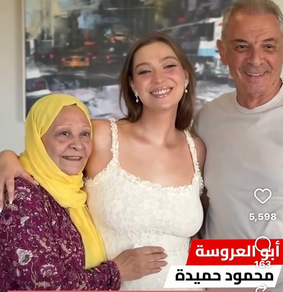 محمود حميدة يرقص مع ابنته أمينة ليلة زفافها على أنغام (يا بتاع التفاح) صورة رقم 3 محمود حميدة يرقص مع ابنته أمينة ليلة زفافها على أنغام (يا بتاع التفاح) صورة رقم 3