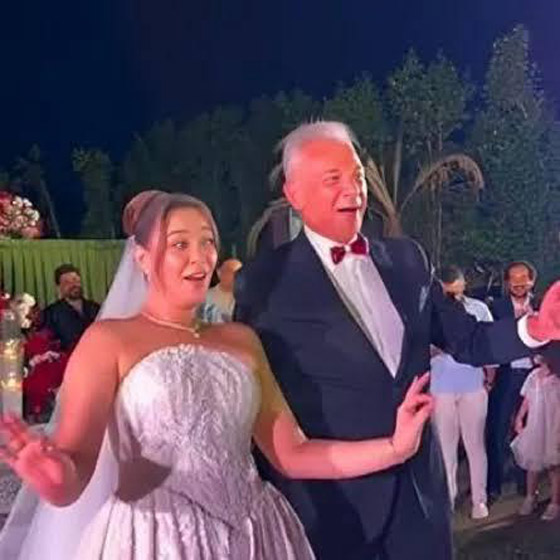 محمود حميدة يرقص مع ابنته أمينة ليلة زفافها على أنغام (يا بتاع التفاح) صورة رقم 4 محمود حميدة يرقص مع ابنته أمينة ليلة زفافها على أنغام (يا بتاع التفاح) صورة رقم 4