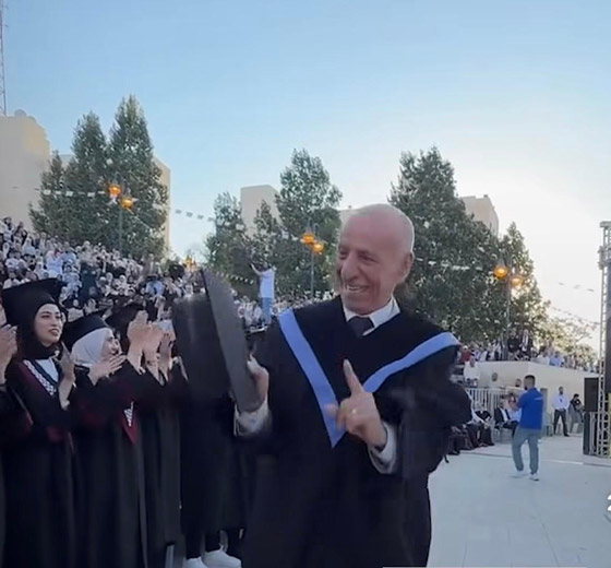 الدكتور الفلسطيني احمد عودة يرقص فرحا بحفل تخرج طلابه من جامعة النجاح صورة رقم 1 الدكتور الفلسطيني احمد عودة يرقص فرحا بحفل تخرج طلابه من جامعة النجاح صورة رقم 1