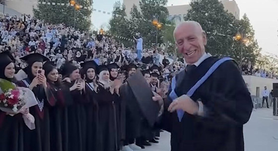 الدكتور الفلسطيني احمد عودة يرقص فرحا بحفل تخرج طلابه من جامعة النجاح صورة رقم 3 الدكتور الفلسطيني احمد عودة يرقص فرحا بحفل تخرج طلابه من جامعة النجاح صورة رقم 3