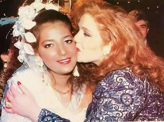 صورة نادرة: ميادة الحناوي تمنح أصالة قبلة بحفل زفافها الاول.. لن تصدٌق كم تغيٌرت بعد 35 سنة من عمليات التجميل! صورة رقم 1 صورة نادرة: ميادة الحناوي تمنح أصالة قبلة بحفل زفافها الاول.. لن تصدٌق كم تغيٌرت بعد 35 سنة من عمليات التجميل! صورة رقم 1