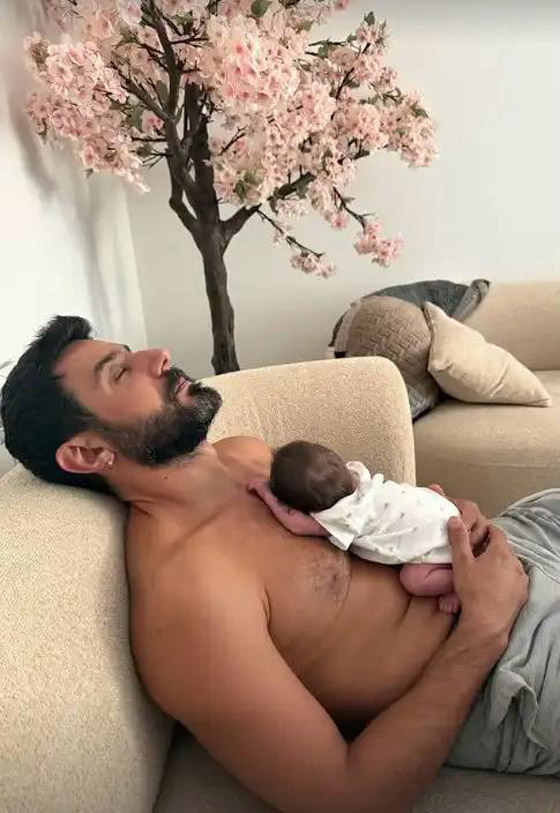 سارة أبي كنعان تنشر صور دافئة ومؤثرة لابنها الرضيع وهو ينام في حضن والده وسام فارس صورة رقم 1