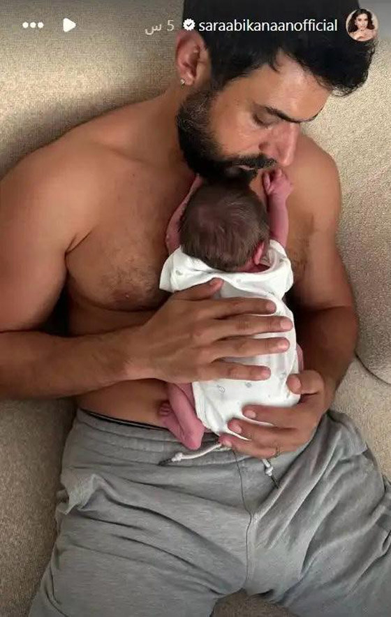سارة أبي كنعان تنشر صور دافئة ومؤثرة لابنها الرضيع وهو ينام في حضن والده وسام فارس صورة رقم 2