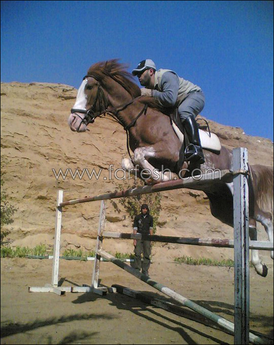 فيديو: احمد السقا يركب الخيل ويستعرض مهاراته في الفروسية صورة رقم 2