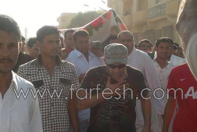 بالصور والفيديو: تشييع جثمان احمد رمزي وسط بكاء ابنته وحفيده  صورة رقم 6
