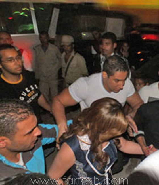محاصرة سيارة بوسي خلال احياء حفلتها في السويس!  صورة رقم 2