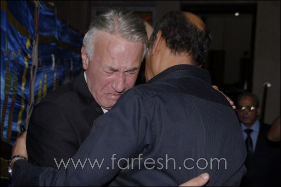 بالصور: عزت ابو عوف يغرق بالبكاء أثناء عزاء زوجته  صورة رقم 15