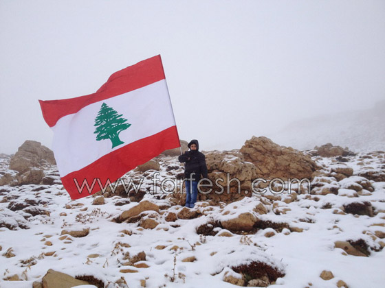 الطفل جورج زغيب يرتدي البذلة العسكرية ويغني 