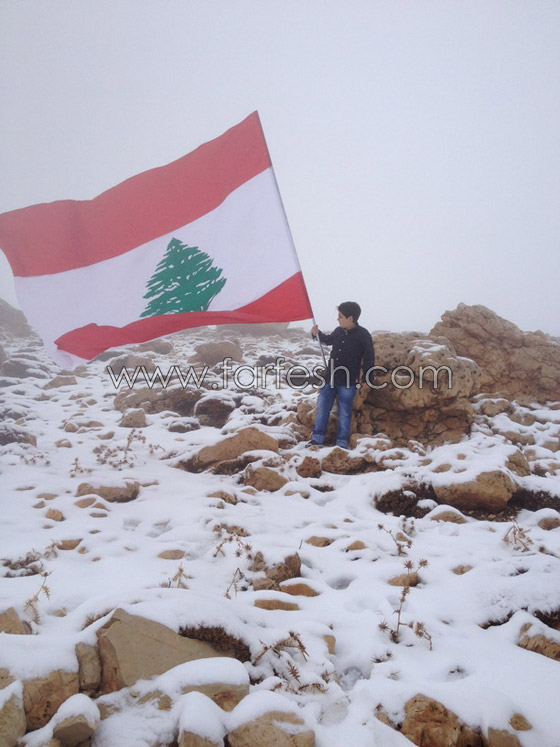 الطفل جورج زغيب يرتدي البذلة العسكرية ويغني 