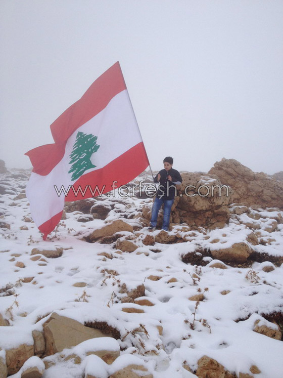 الطفل جورج زغيب يرتدي البذلة العسكرية ويغني 