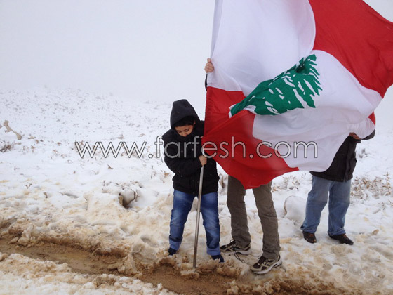 الطفل جورج زغيب يرتدي البذلة العسكرية ويغني 