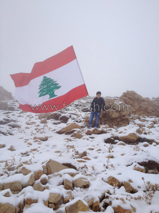 الطفل جورج زغيب يرتدي البذلة العسكرية ويغني 