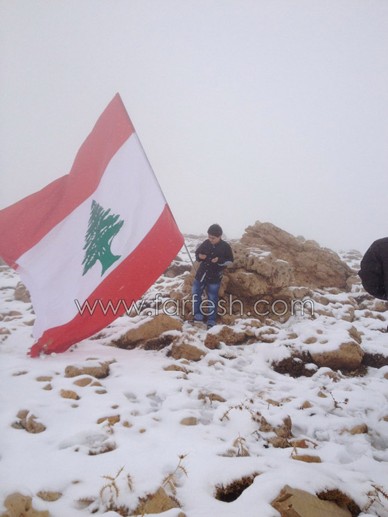 الطفل جورج زغيب يرتدي البذلة العسكرية ويغني 