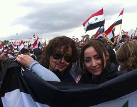 التقاط صور لكندة حنا في ساحة الأمويين في مسيرة لشباب سوريا!  صورة رقم 1
