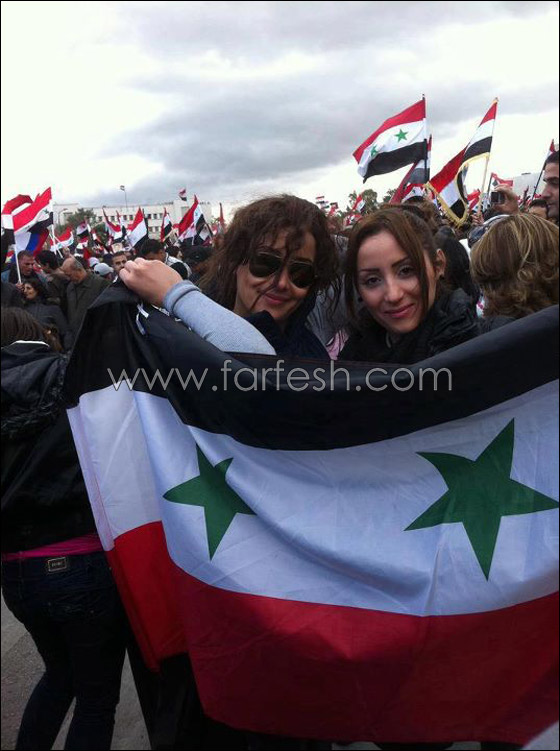 التقاط صور لكندة حنا في ساحة الأمويين في مسيرة لشباب سوريا!  صورة رقم 3