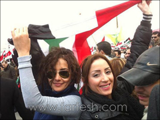 التقاط صور لكندة حنا في ساحة الأمويين في مسيرة لشباب سوريا!  صورة رقم 2