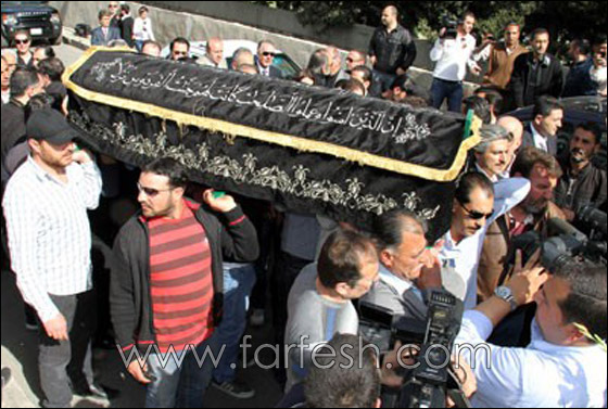 بالصور.. تشييع جثمان الفنان خالد تاجا بحضور الفنانين السوريين صورة رقم 17 بالصور.. تشييع جثمان الفنان خالد تاجا بحضور الفنانين السوريين صورة رقم 17
