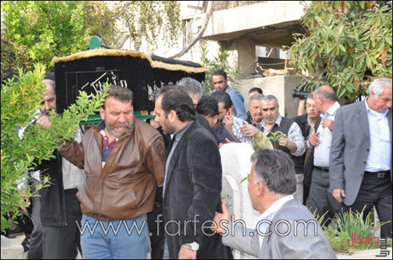 بالصور.. تشييع جثمان الفنان خالد تاجا بحضور الفنانين السوريين صورة رقم 11 بالصور.. تشييع جثمان الفنان خالد تاجا بحضور الفنانين السوريين صورة رقم 11