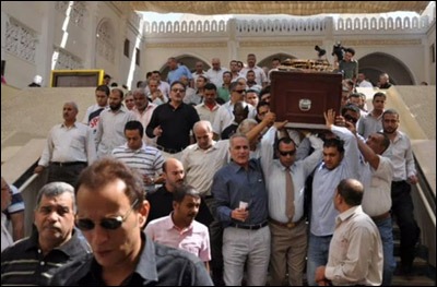بالصور.. قلة من الفنانين في وداع عمر الحريري!! صورة رقم 8 بالصور.. قلة من الفنانين في وداع عمر الحريري!! صورة رقم 8