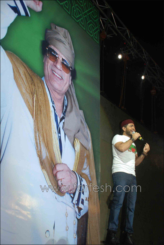 انتقادات لاذعة لتامر حسني بسبب صورته مع معمر القذافي  صورة رقم 12