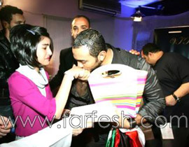 تقبيل تامر حسني لمعجبة على جبينها يثير الجدل بين محبيه وكارهيه  صورة رقم 1