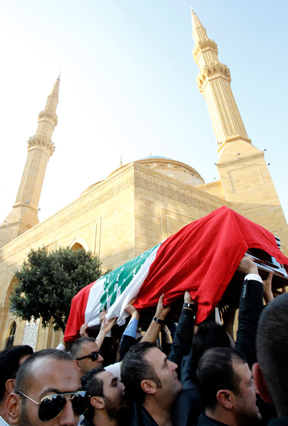 بالصور.. لبنان يودع مطربه العظيم وديع الصافي الى مثواه الاخير صورة رقم 11