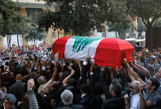 بالصور.. لبنان يودع مطربه العظيم وديع الصافي الى مثواه الاخير صورة رقم 12