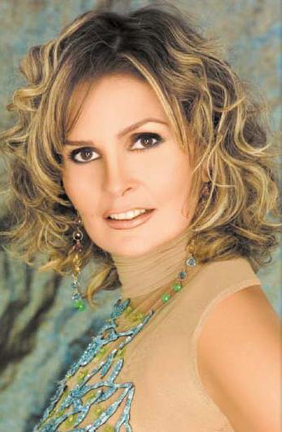 الفنانة يسرا  