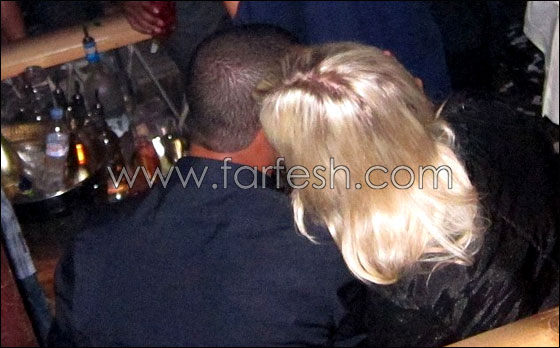 بالصور: زوج شارلي كول يحتضن فتيات في ناد ليلي.. فما موقفها؟  صورة رقم 5