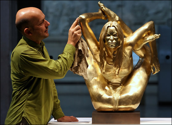 تمثال كيت موس الذهبي يباع في مزاد علني!!  صورة رقم 2