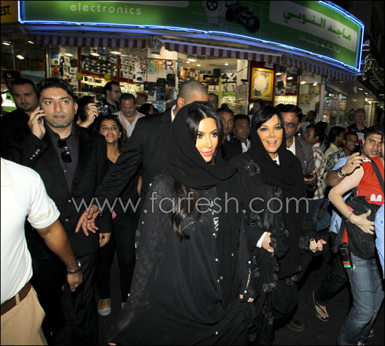 بالصور.. كيم كارداشيان ترتدي النقاب والعباءة السوداء في دبي!! صورة رقم 8