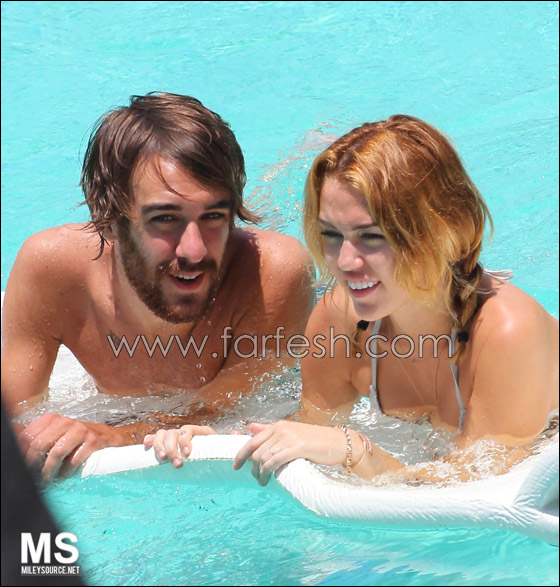 بالصور.. مايلي سايرس في حوض السباحة مع شايني توماس  صورة رقم 1