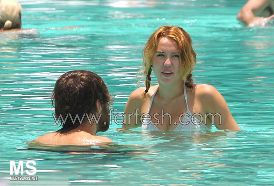 بالصور.. مايلي سايرس في حوض السباحة مع شايني توماس  صورة رقم 6