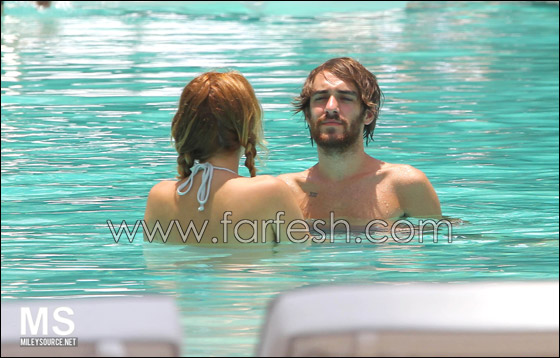 بالصور.. مايلي سايرس في حوض السباحة مع شايني توماس  صورة رقم 9