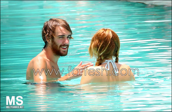 بالصور.. مايلي سايرس في حوض السباحة مع شايني توماس  صورة رقم 11