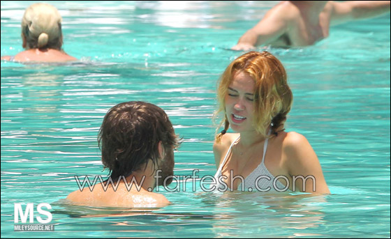 بالصور.. مايلي سايرس في حوض السباحة مع شايني توماس  صورة رقم 12