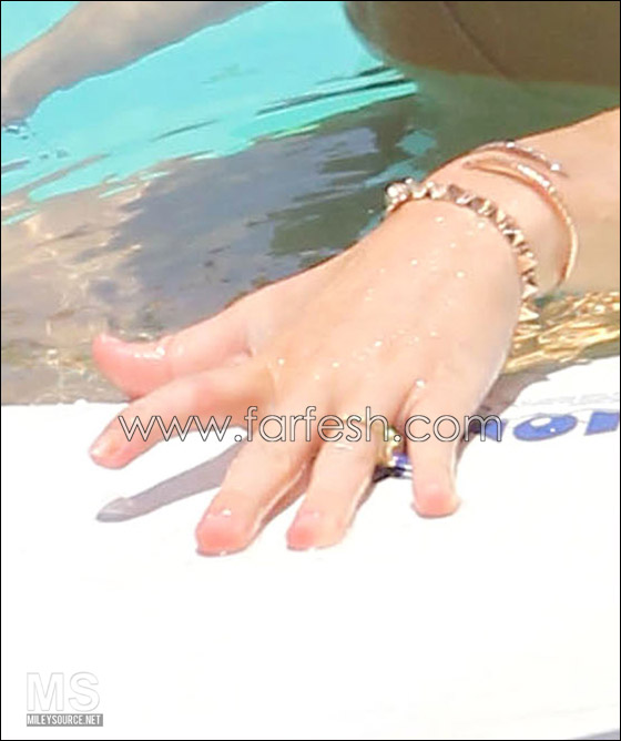بالصور.. مايلي سايرس في حوض السباحة مع شايني توماس  صورة رقم 16