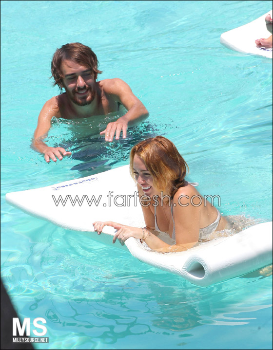بالصور.. مايلي سايرس في حوض السباحة مع شايني توماس  صورة رقم 21