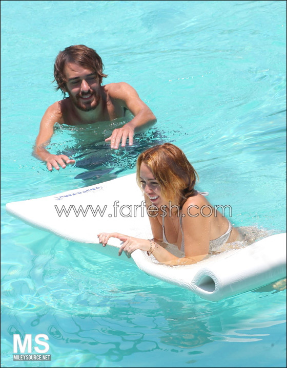 بالصور.. مايلي سايرس في حوض السباحة مع شايني توماس  صورة رقم 22