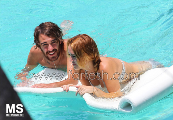 بالصور.. مايلي سايرس في حوض السباحة مع شايني توماس  صورة رقم 23