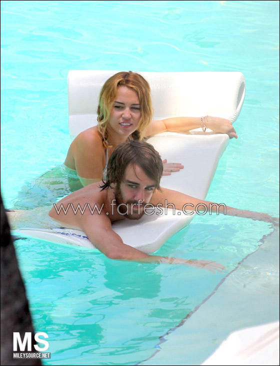 بالصور.. مايلي سايرس في حوض السباحة مع شايني توماس  صورة رقم 24