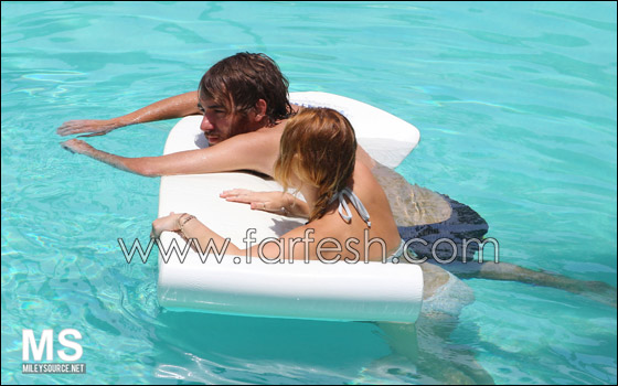 بالصور.. مايلي سايرس في حوض السباحة مع شايني توماس  صورة رقم 25