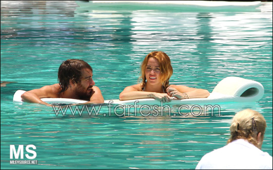 بالصور.. مايلي سايرس في حوض السباحة مع شايني توماس  صورة رقم 26