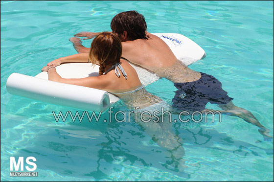 بالصور.. مايلي سايرس في حوض السباحة مع شايني توماس  صورة رقم 27