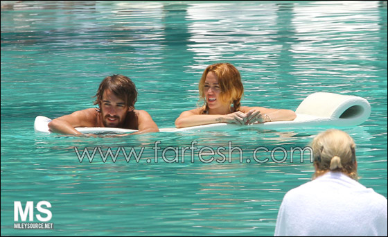 بالصور.. مايلي سايرس في حوض السباحة مع شايني توماس  صورة رقم 28