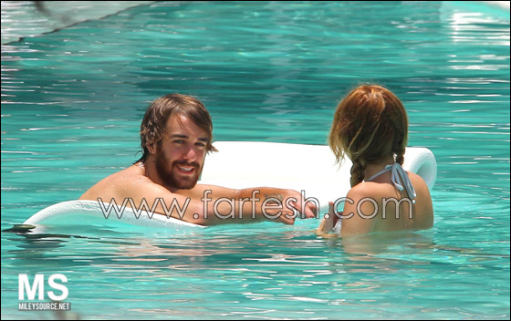 بالصور.. مايلي سايرس في حوض السباحة مع شايني توماس  صورة رقم 29
