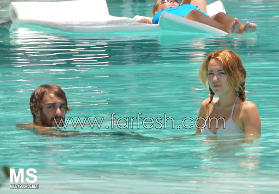 بالصور.. مايلي سايرس في حوض السباحة مع شايني توماس  صورة رقم 30