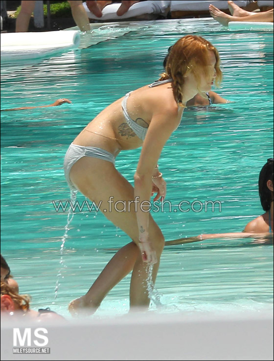 بالصور.. مايلي سايرس في حوض السباحة مع شايني توماس  صورة رقم 31