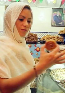 شاكيرا تتسوق في المغرب وهي مرتدية الحجاب وتاكل الشباكية  صورة رقم 1
