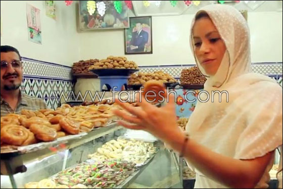شاكيرا تتسوق في المغرب وهي مرتدية الحجاب وتاكل الشباكية  صورة رقم 4